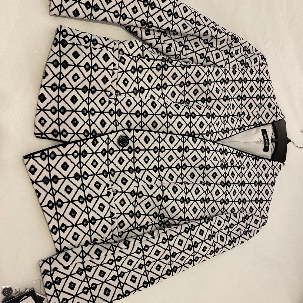 Black and Ivory blazer with stretch. Nine West size 4. New